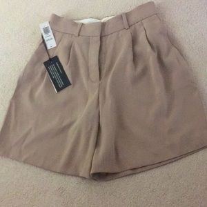 Aritzia Babaton Taupe Pleated 7" Shorts